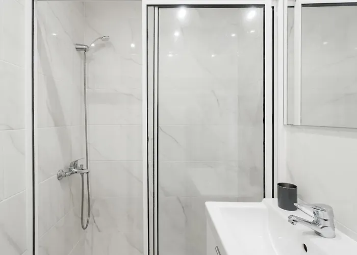 Avenida Da Liberdade Area, Bright And Newly Renovated 2 Bedroom Apartment, Historical Center *