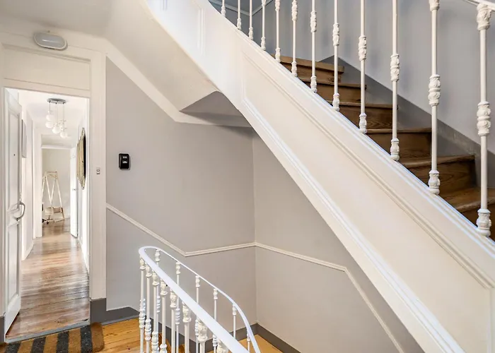 Avenida Da Liberdade Area, Bright And Newly Renovated 2 Bedroom Apartment, Historical Center