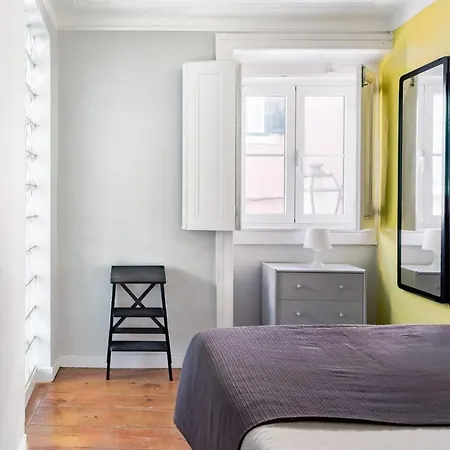 Avenida Da Liberdade Area, Bright And Newly Renovated 2 Bedroom Apartment, Historical Center