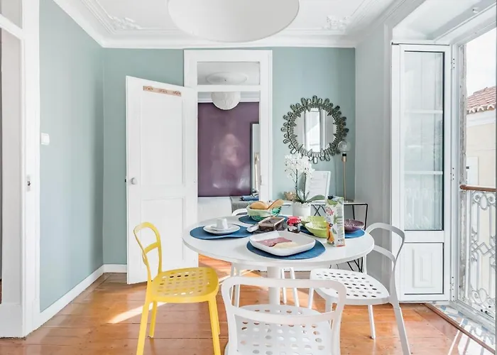 Avenida Da Liberdade Area, Bright And Newly Renovated 2 Bedroom Apartment, Historical Center Lisboa