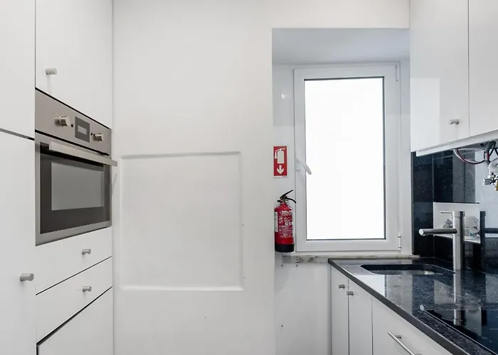 Avenida Da Liberdade Area, Bright And Newly Renovated 2 Bedroom Apartment, Historical Center