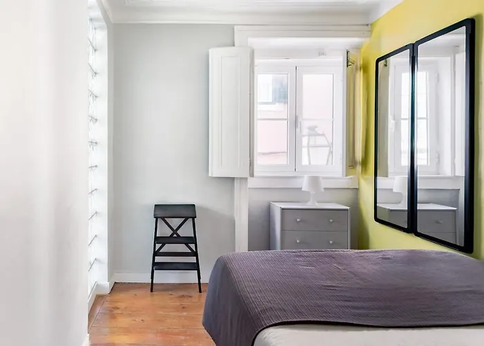 Avenida Da Liberdade Area, Bright And Newly Renovated 2 Bedroom Apartment, Historical Center