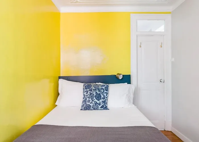 Avenida Da Liberdade Area, Bright And Newly Renovated 2 Bedroom Apartment, Historical Center