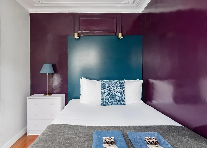 Avenida Da Liberdade Area, Bright And Newly Renovated 2 Bedroom Apartment, Historical Center