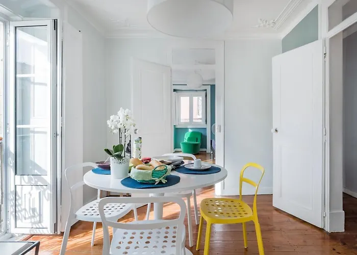 Avenida Da Liberdade Area, Bright And Newly Renovated 2 Bedroom Apartment, Historical Center *