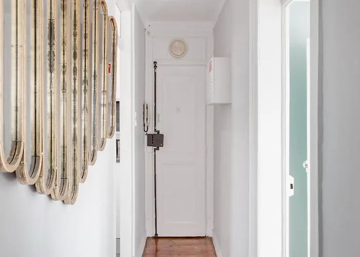 Avenida Da Liberdade Area, Bright And Newly Renovated 2 Bedroom Apartment, Historical Center *