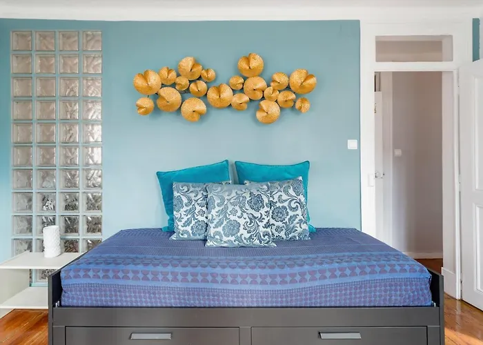 Avenida Da Liberdade Area, Bright And Newly Renovated 2 Bedroom Apartment, Historical Center *