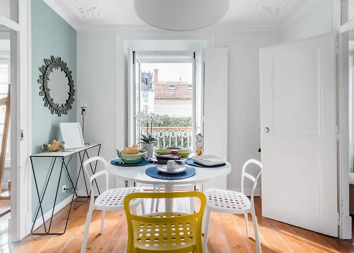 Avenida Da Liberdade Area, Bright And Newly Renovated 2 Bedroom Apartment, Historical Center Lisboa